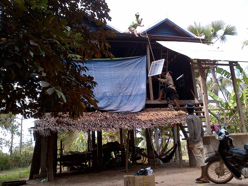 تجهيزات الطاقة الشمسية المنزلية خارج الشبكة 5000 مجموعة في كمبوديا ، يوليو 2011.