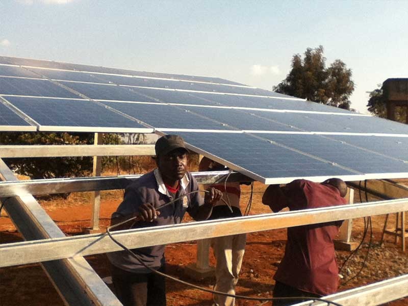 Restar 100KWp مشروع الطاقة الشمسية الأرضية خارج الشبكة في موزمبيق ، أغسطس 2012.