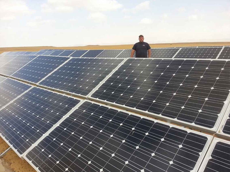 رستار محطة طاقة شمسية 78KW الأرضية في الإسكندرية مصر ، مايو 2015.