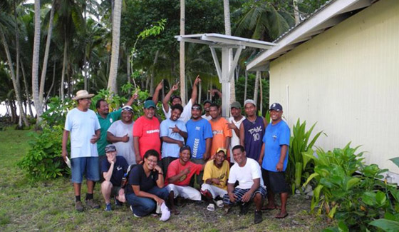 تثبيت Restar 3000 مجموعات الأنظمة المنزلية خارج الشبكة في جزر مارشال ، يوليو 2012.